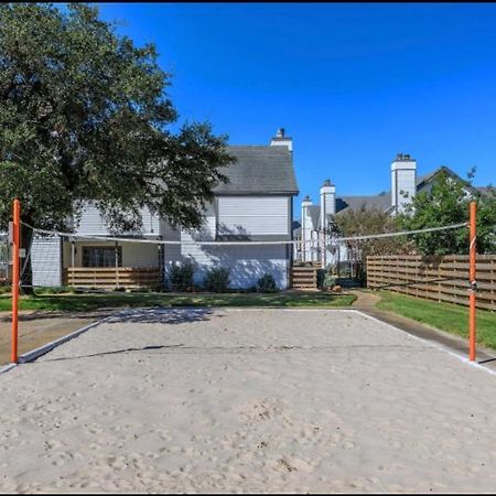 The Cozy Clouds Resort At Nrg Houston Exterior foto