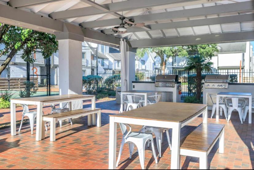 The Cozy Clouds Resort At Nrg Houston Exterior foto